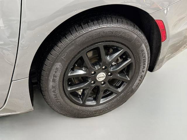 Used 2022 Chrysler Pacifica Touring-L FWD image 23