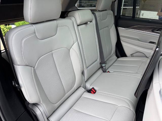 Used 2023 Jeep Grand Cherokee Overland w/ Advanced Protech Group III AWD/4WD image 10