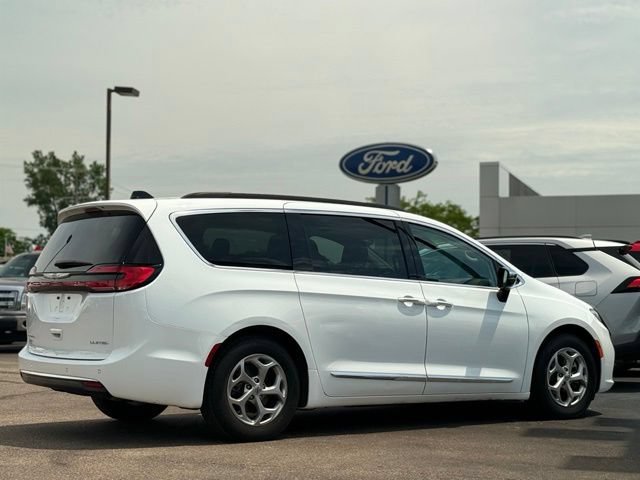 Used 2023 Chrysler Pacifica Limited FWD image 47