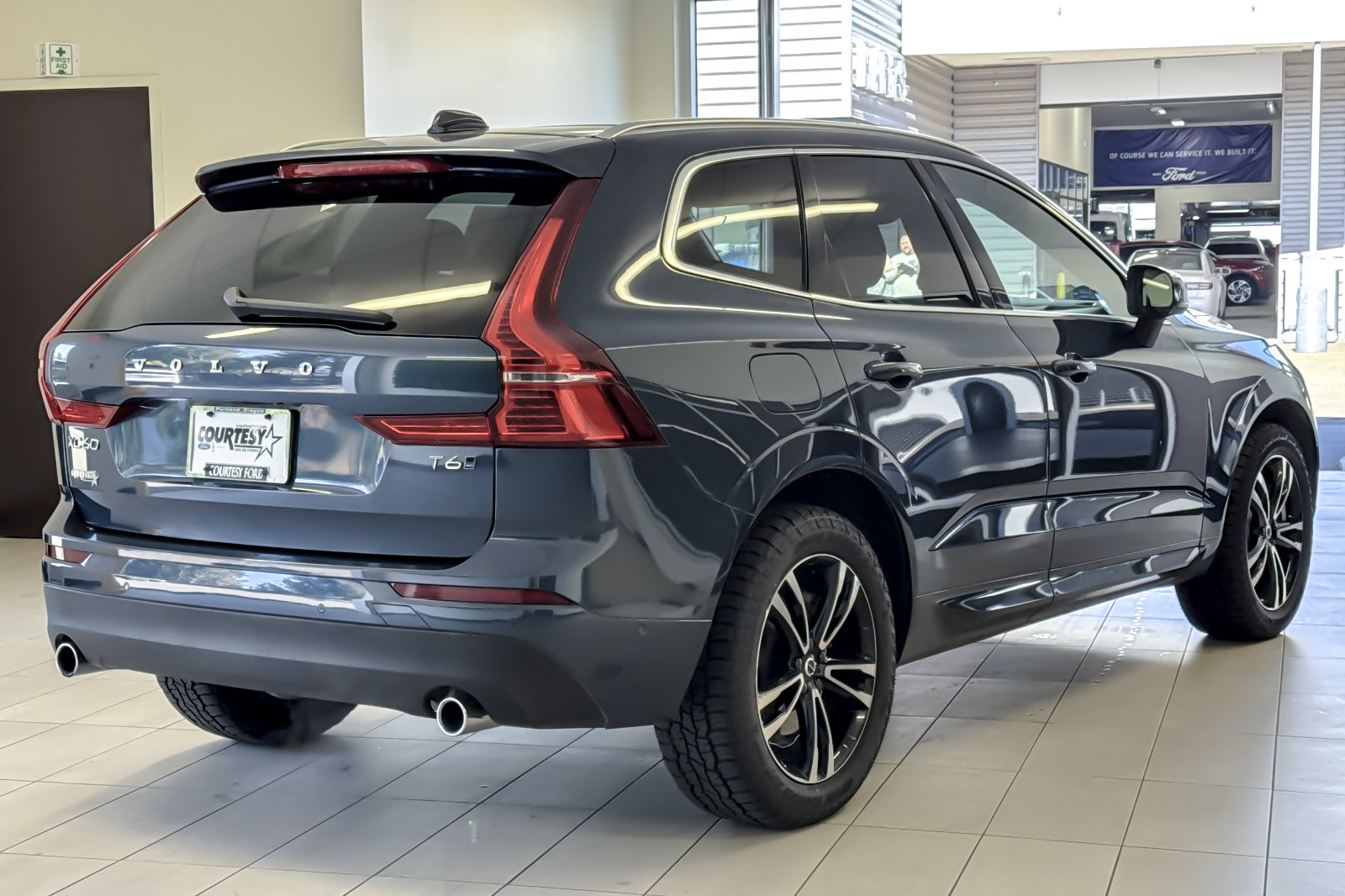 Used 2018 Volvo XC60 T6 Momentum w/ Vision Package AWD/4WD image 4