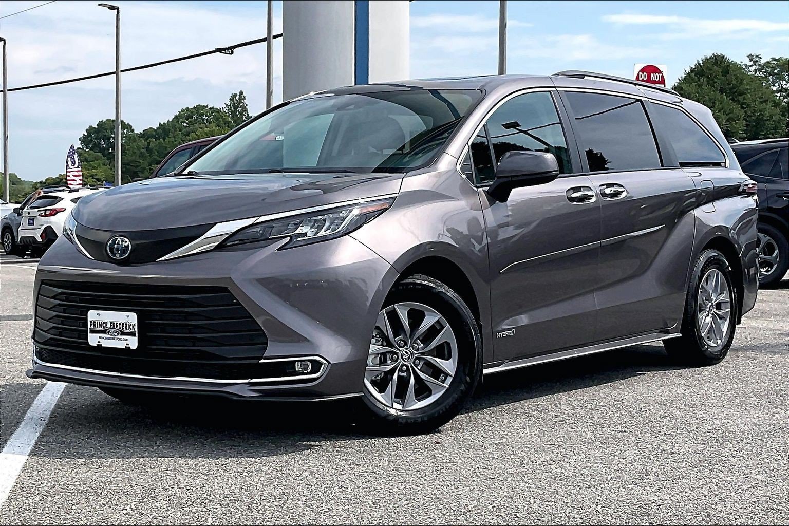 Used 2021 Toyota Sienna XLE FWD image 3