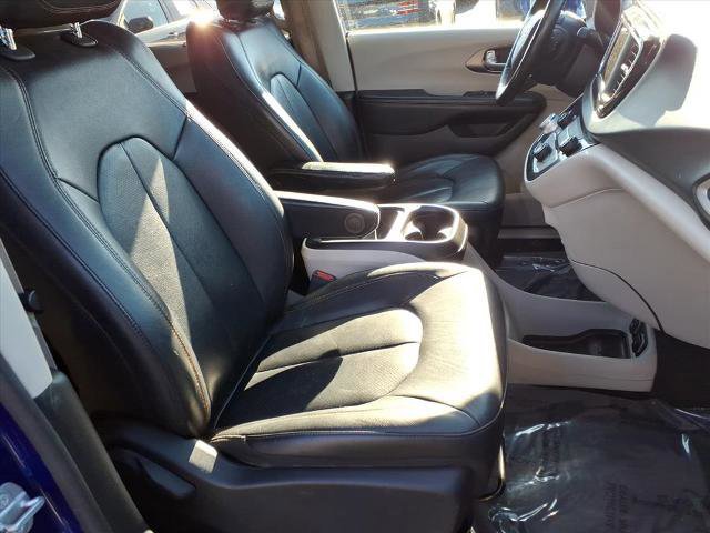Used 2020 Chrysler Pacifica Touring-L image 17