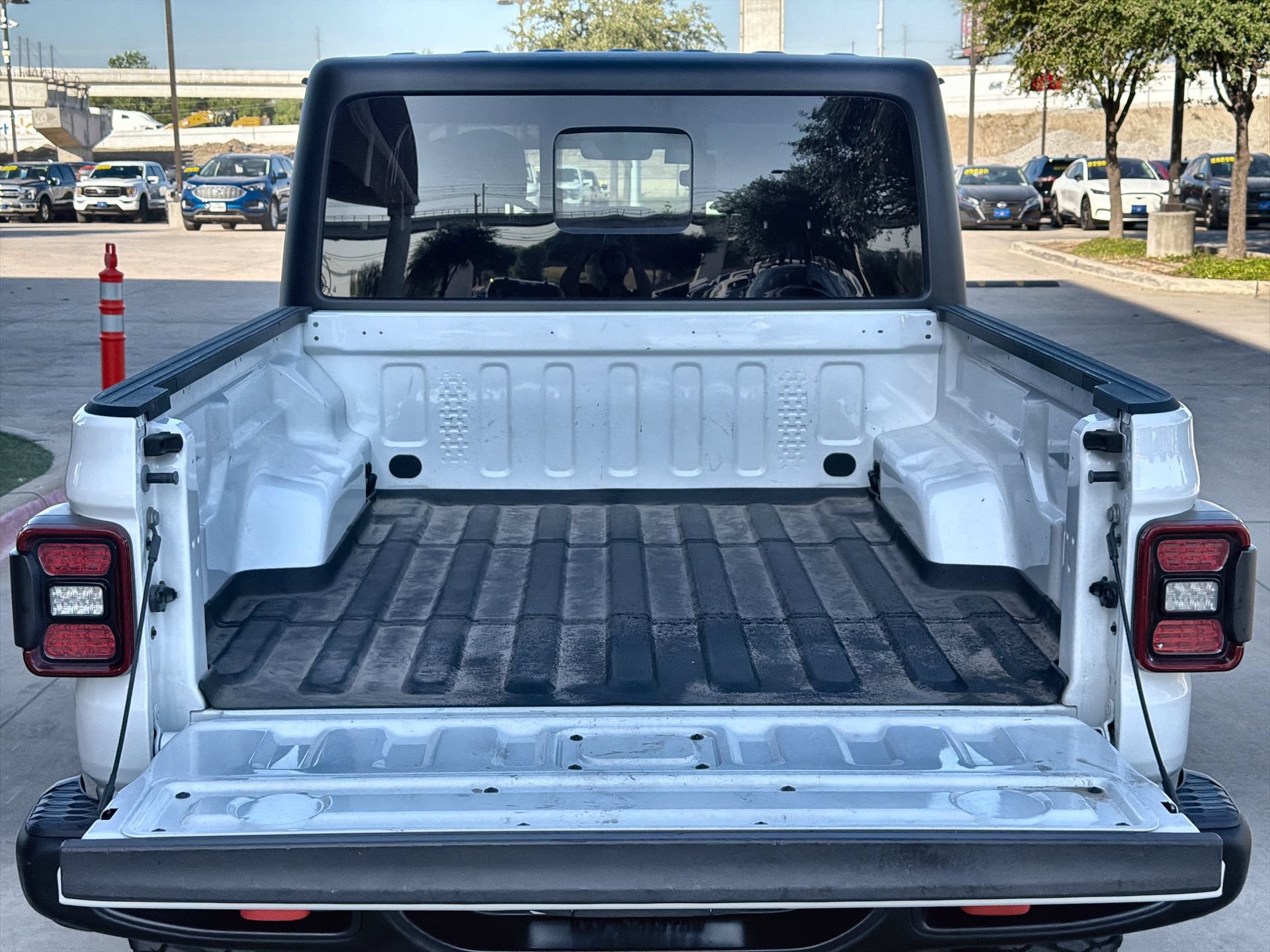 Used 2023 Jeep Gladiator Rubicon w/ LED Lighting Group AWD/4WD image 23