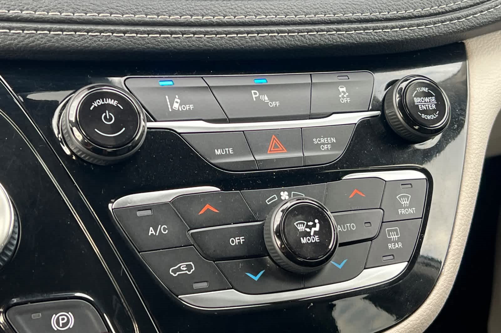 Used 2023 Chrysler Pacifica Touring-L image 22