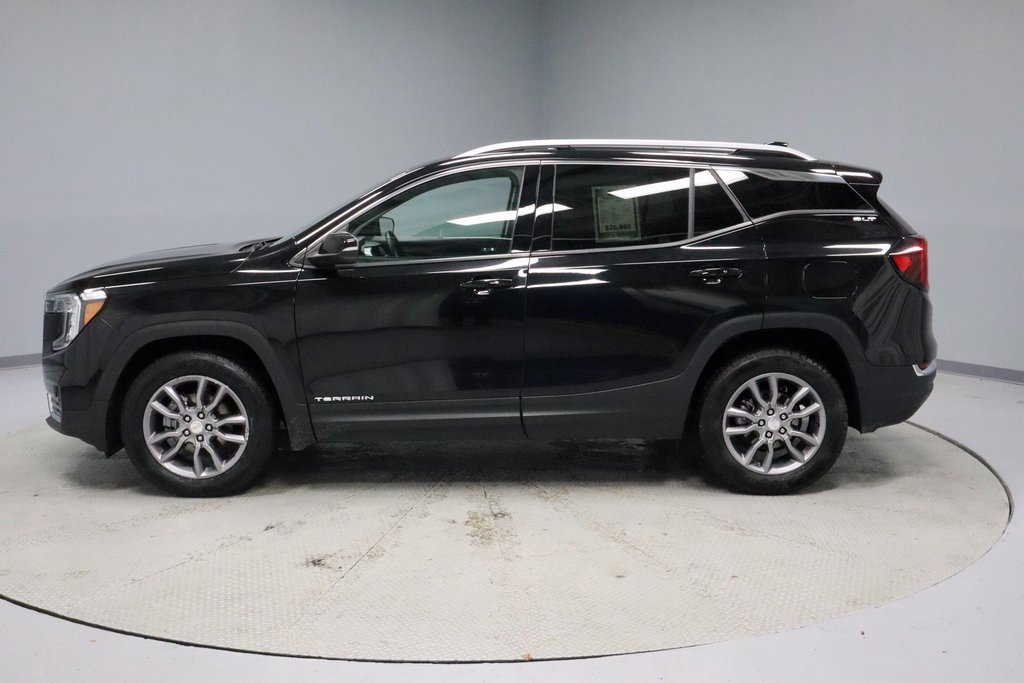 Used 2024 GMC Terrain SLT image 2