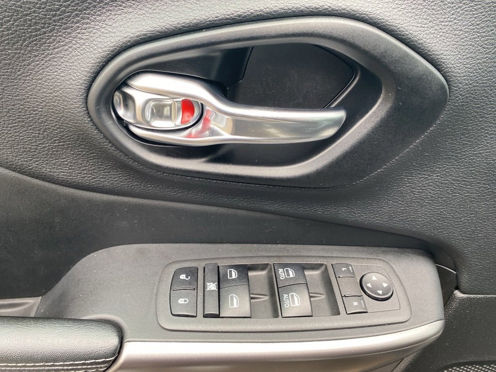 Used 2021 Jeep Cherokee Latitude Lux w/ Comfort/Convenience Group image 24