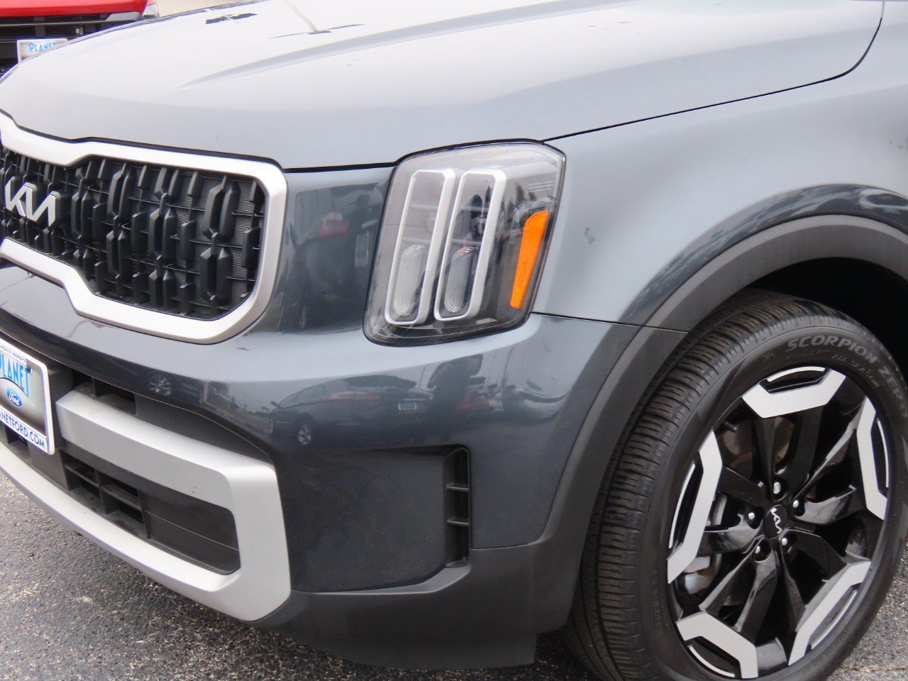 Used 2024 Kia Telluride EX w/ EX Captain's Chair Package image 9