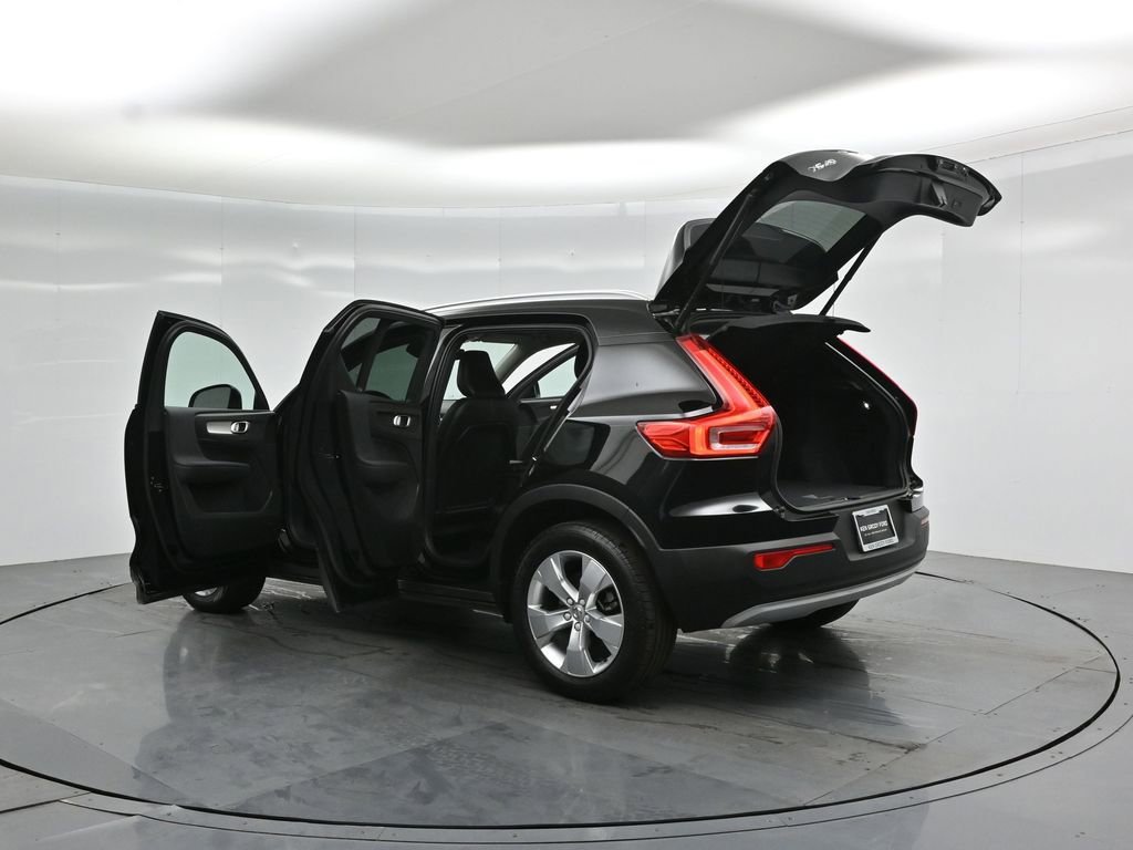Used 2022 Volvo XC40 T5 Momentum image 32
