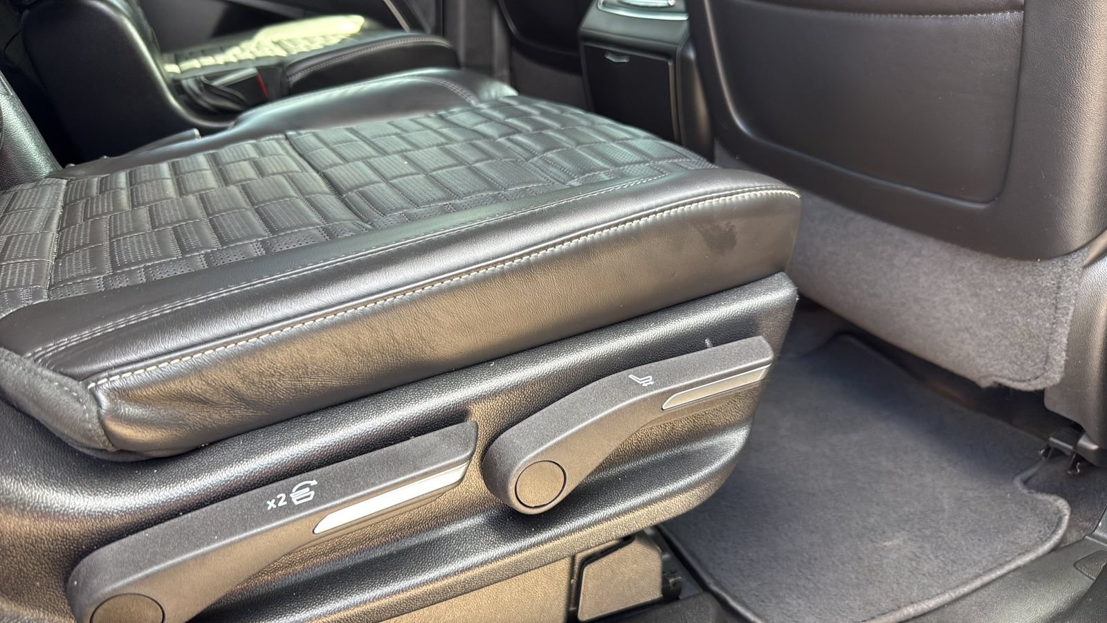 Used 2022 Cadillac Escalade Sport Platinum w/ Heavy-Duty Trailer Package AWD/4WD image 26