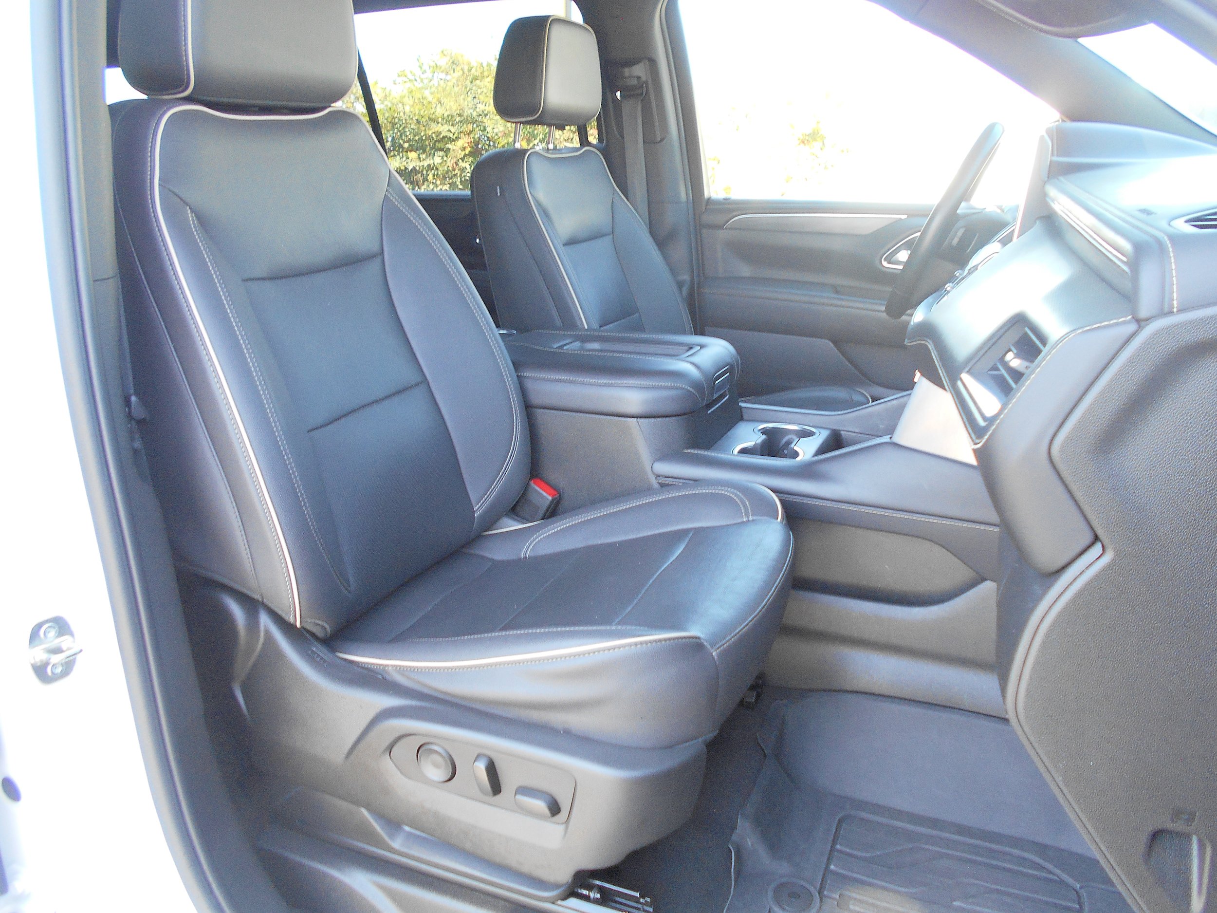 Used 2023 GMC Yukon XL SLT AWD/4WD image 9