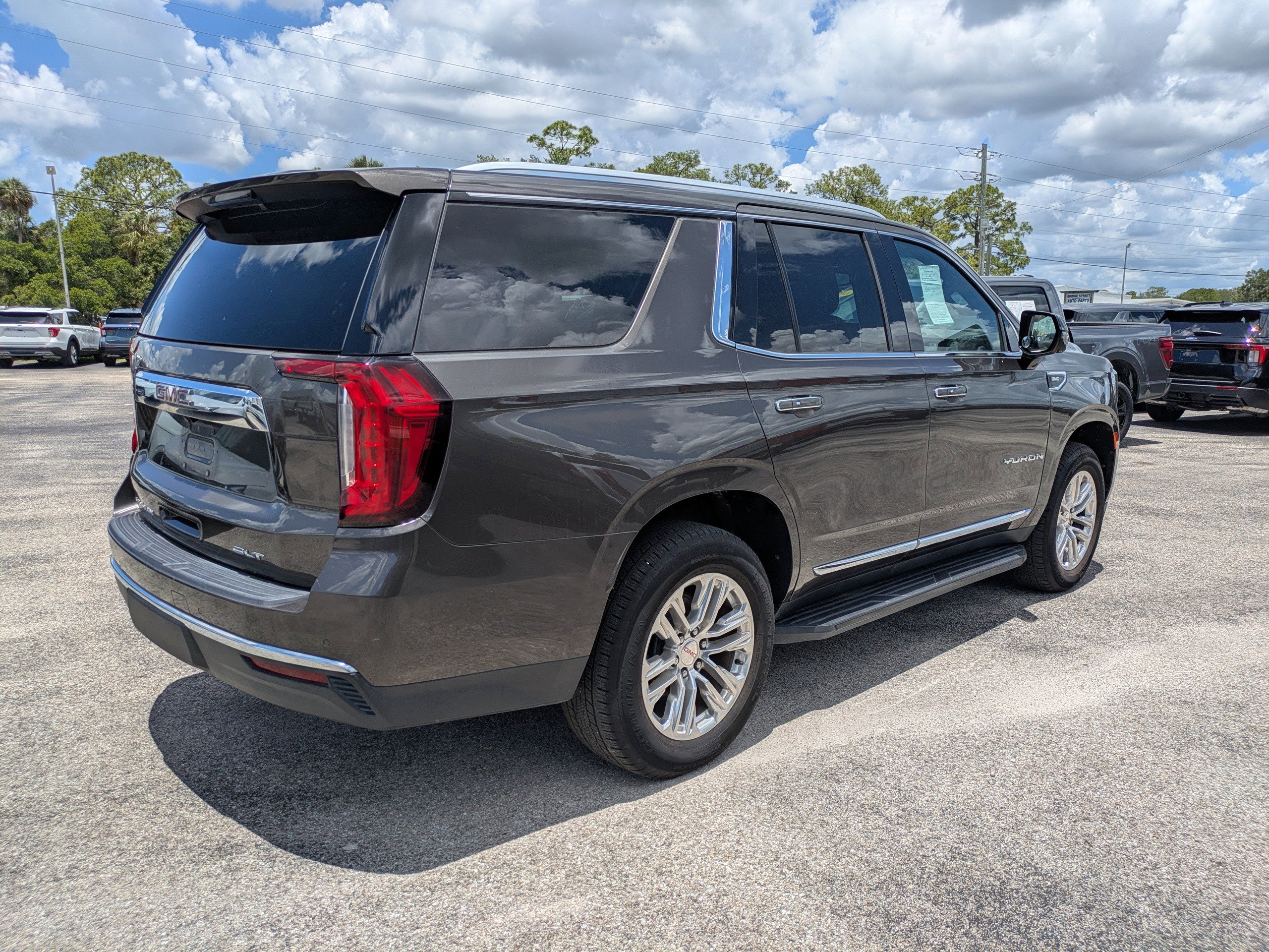 Used 2021 GMC Yukon SLT w/ SLT Premium Package AWD/4WD image 4