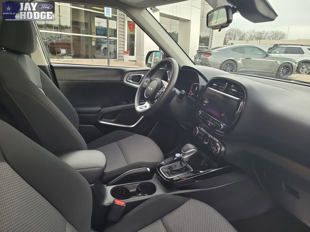 Used 2025 Kia Soul LX w/ LX Technology Package image 32