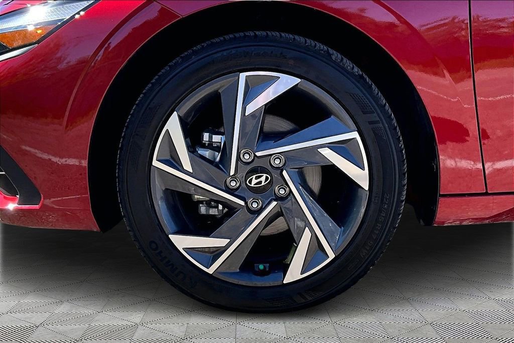 Used 2025 Hyundai Elantra Sport image 11