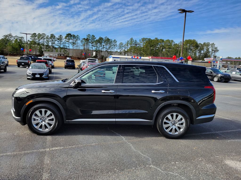 Used 2023 Hyundai Palisade SE image 2