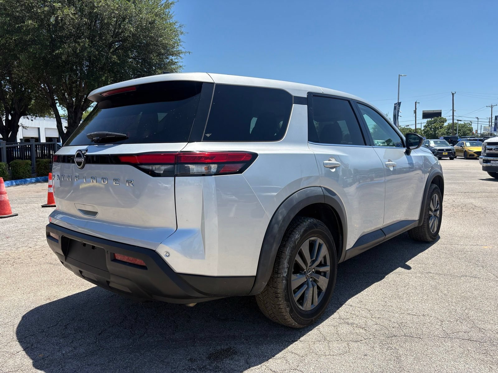 Used 2023 Nissan Pathfinder S AWD/4WD image 3