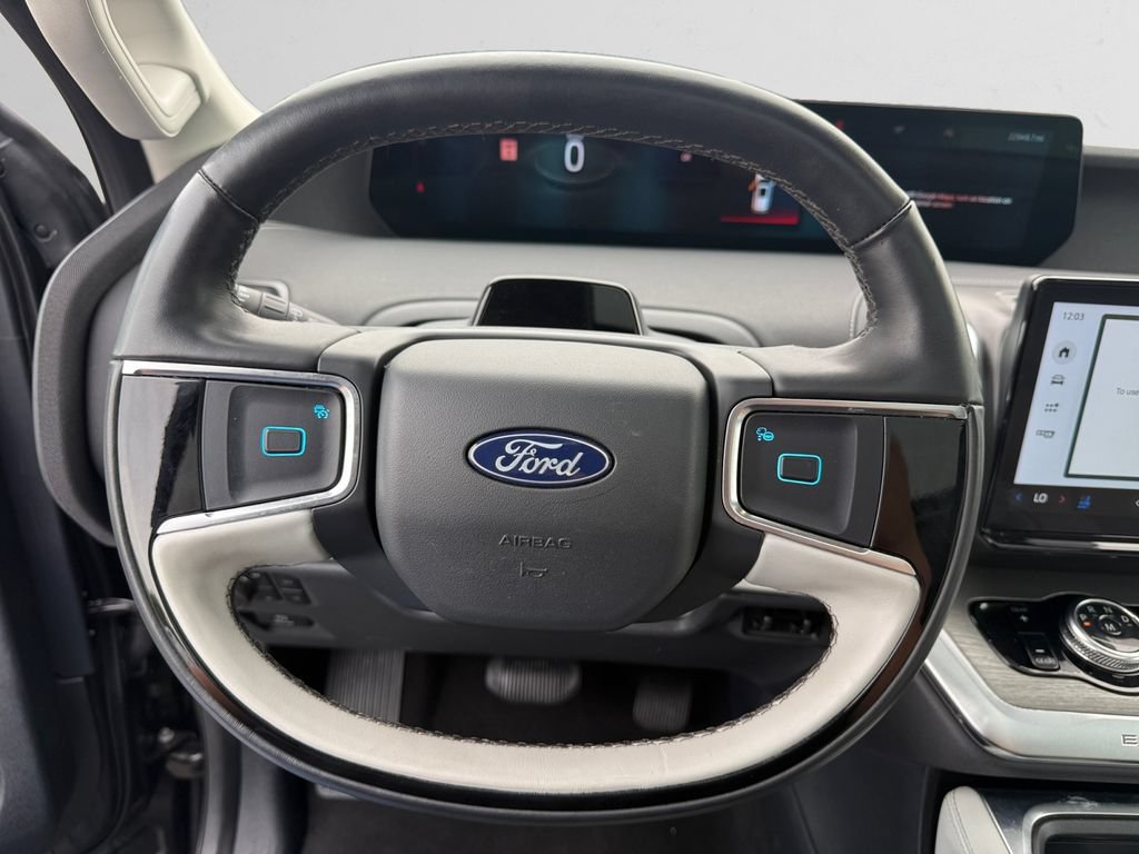 Certified 2025 Ford Expedition Max Platinum w/ Driver's Package AWD/4WD image 16