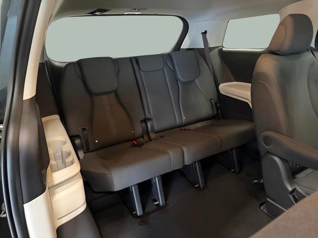 Used 2022 Kia Carnival LX image 11