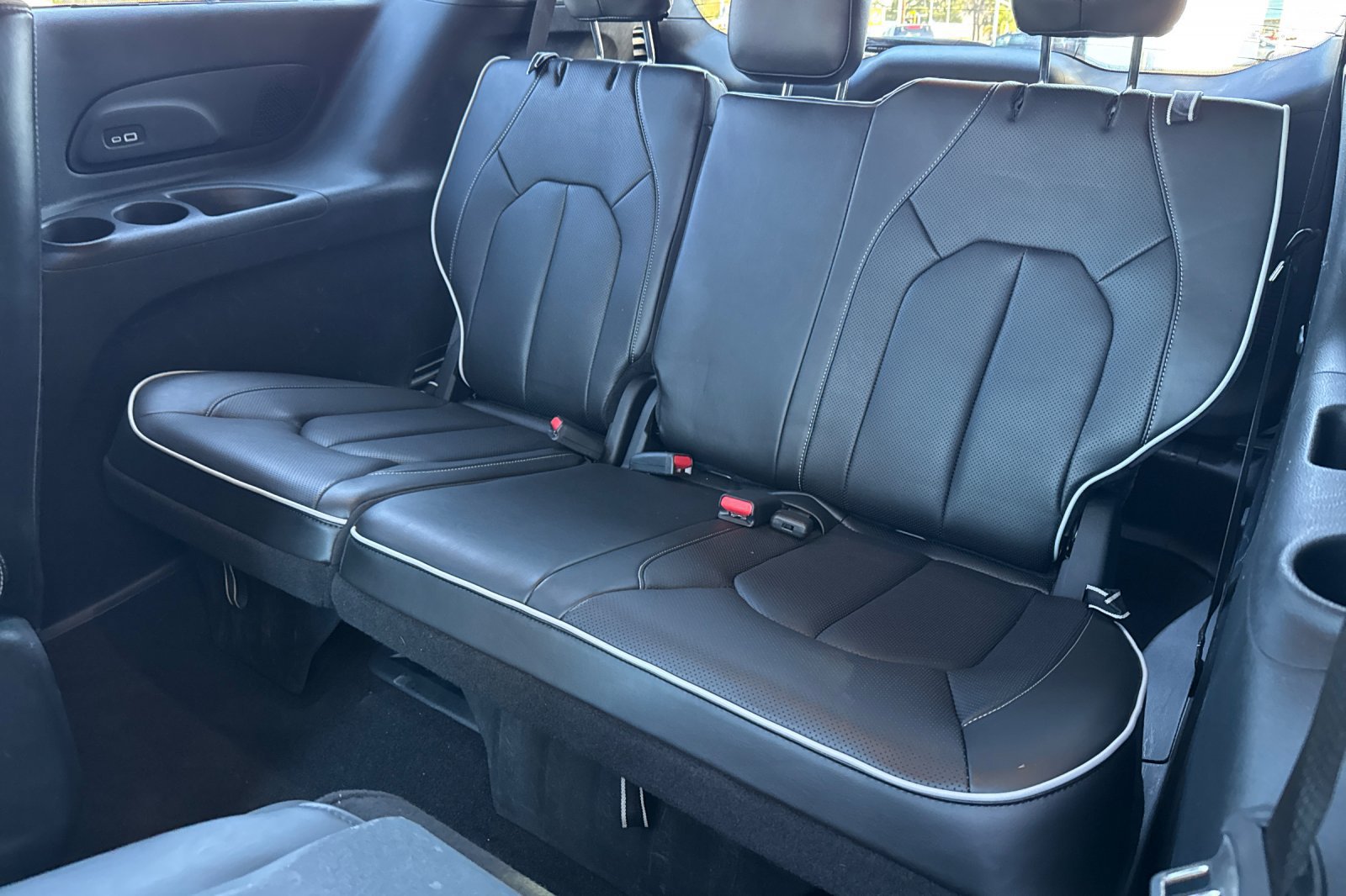 Used 2022 Chrysler Pacifica Limited w/ Uconnect Theater Family Group FWD image 13
