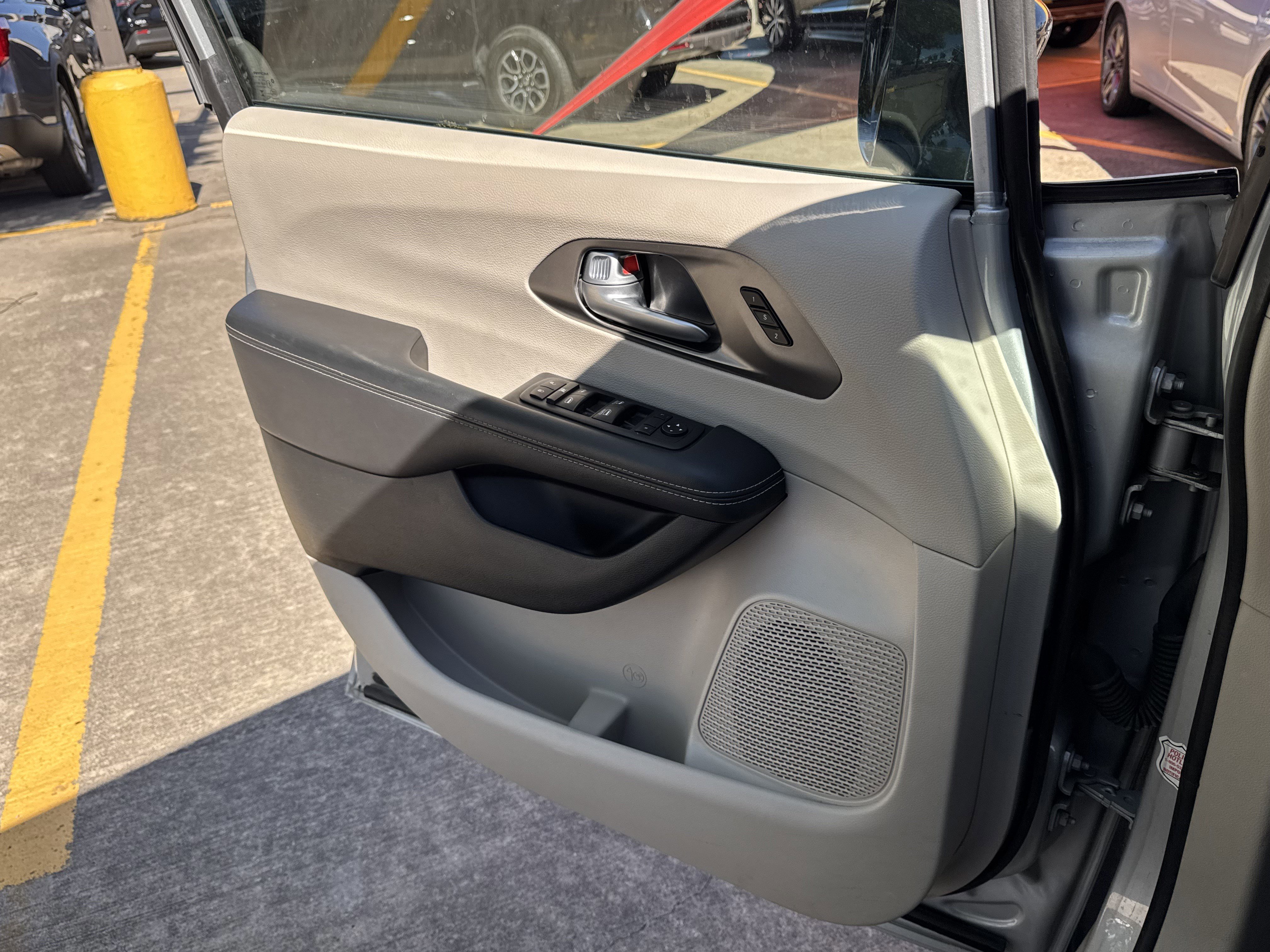 Used 2024 Chrysler Pacifica Touring-L image 23