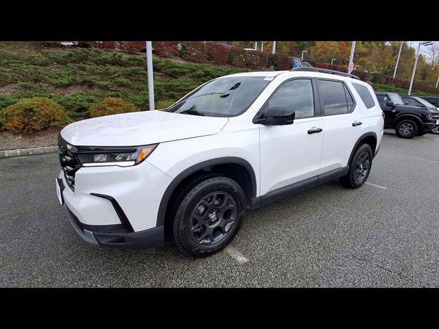 Used 2025 Honda Pilot TrailSport image 4