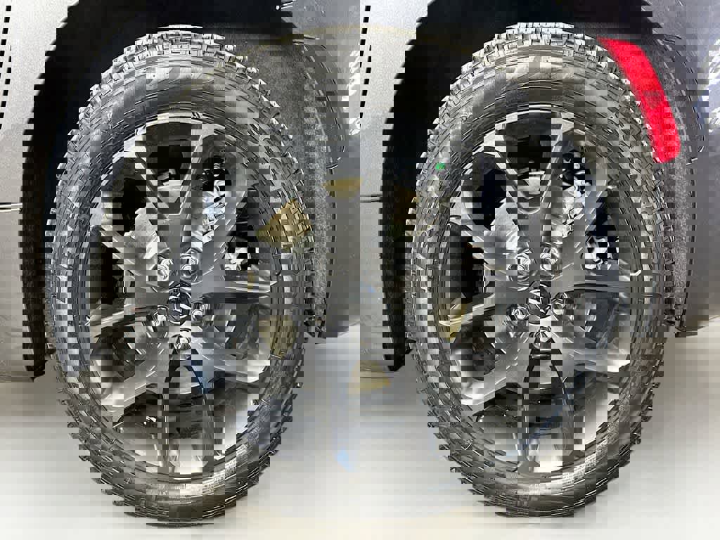 Used 2022 Chrysler Pacifica Limited w/ Uconnect Theater Family Group image 11