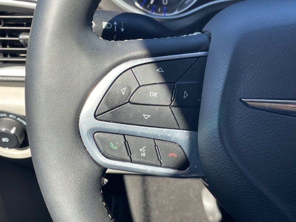 Used 2022 Chrysler Pacifica Touring-L image 19