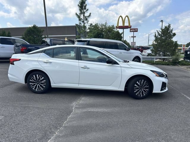 Used 2025 Nissan Altima 2.5 SV FWD image 2