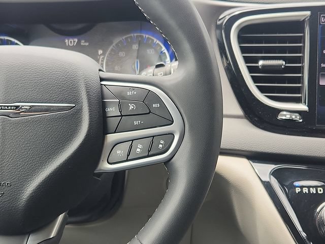 Used 2023 Chrysler Pacifica Touring-L FWD image 15