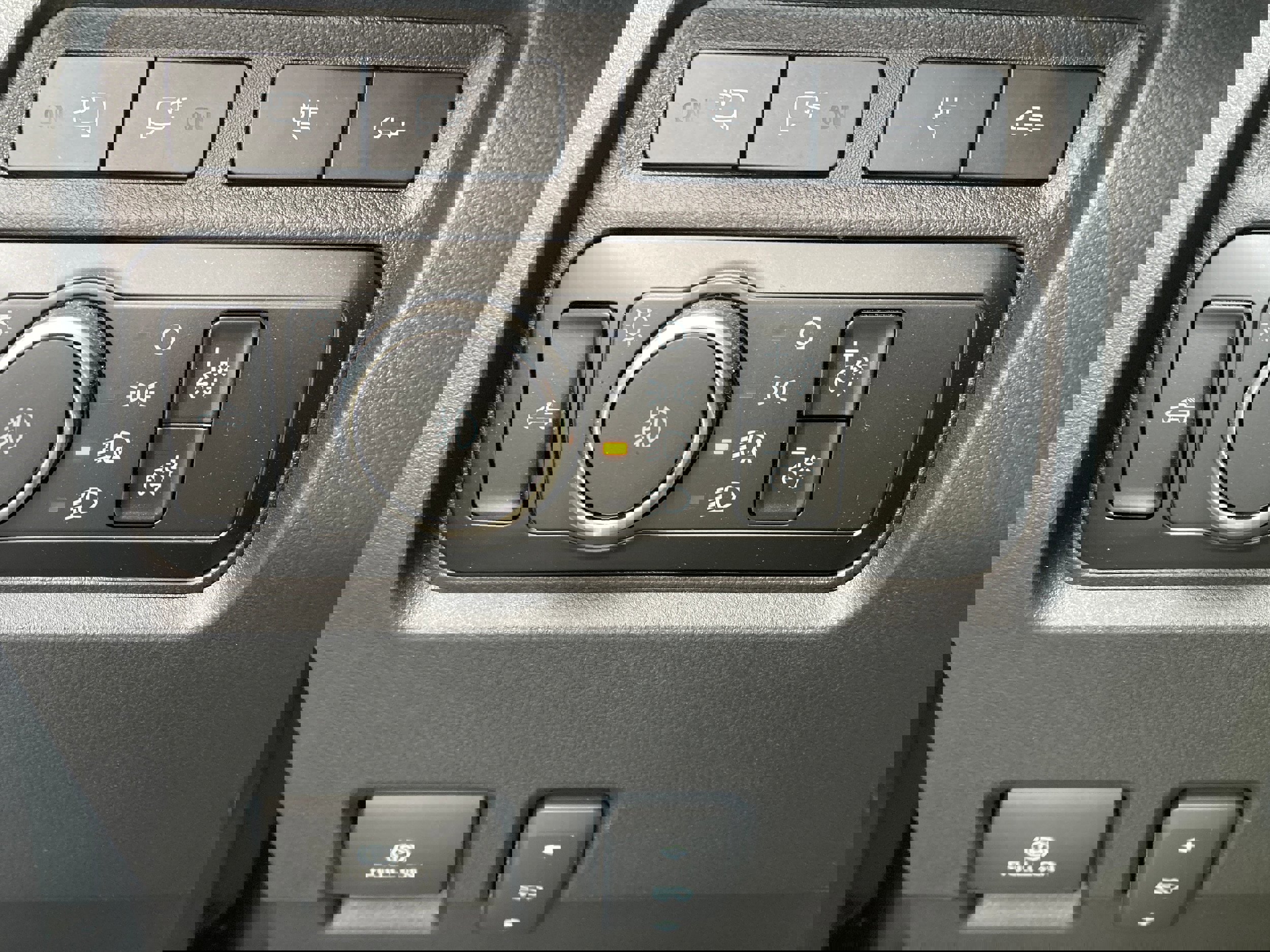 Certified 2024 Ford F350 Platinum w/ FX4 Off-Road Package image 28