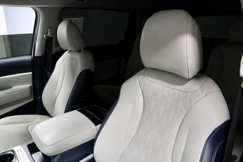 Used 2025 Kia Carnival EX image 28