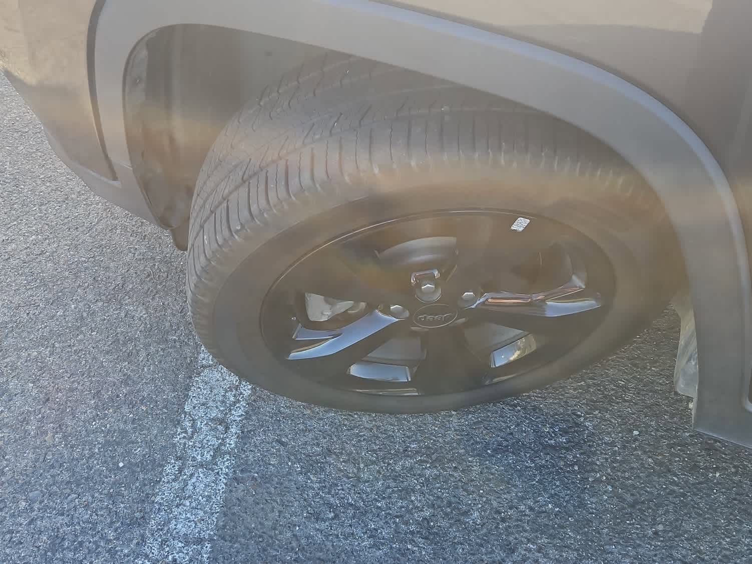 Used 2020 Jeep Cherokee Latitude Plus image 3