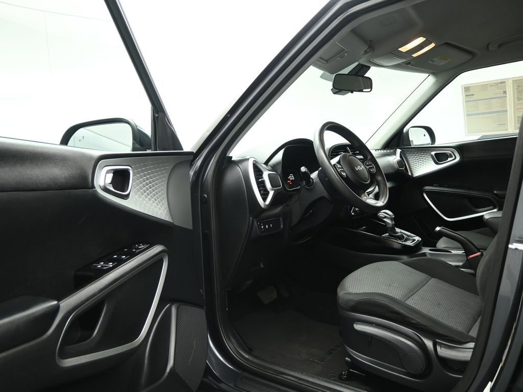 Used 2023 Kia Soul LX w/ Option Group 015 FWD image 9