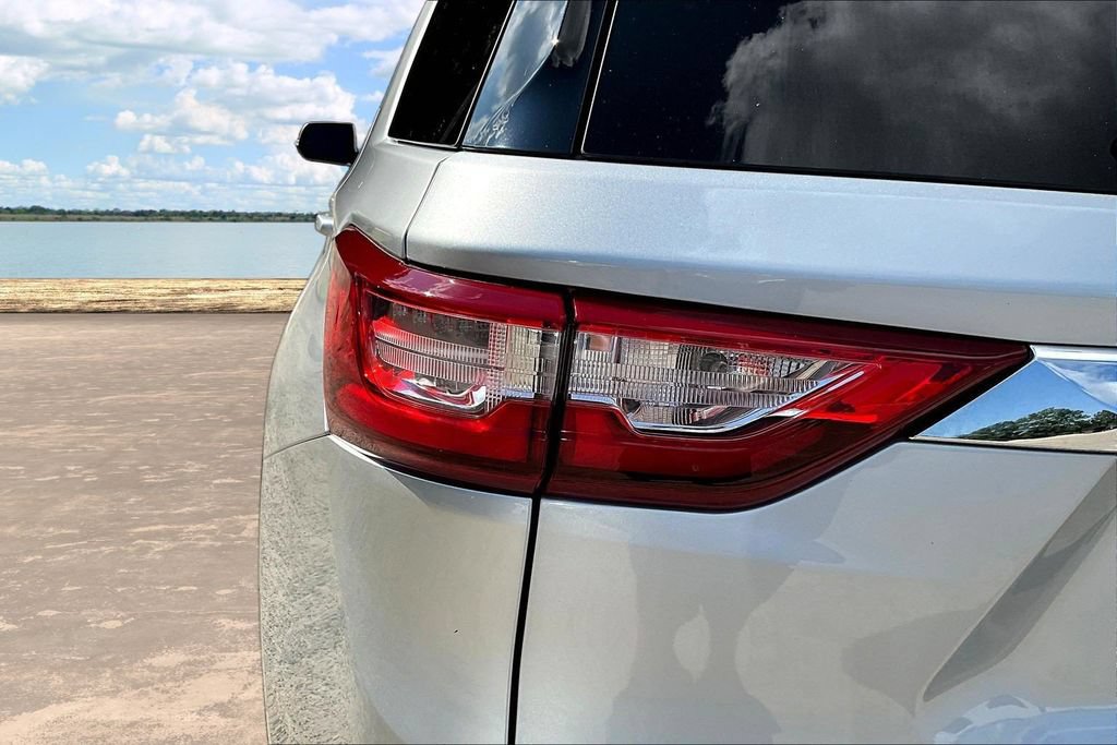Used 2021 Chevrolet Traverse LT FWD image 25