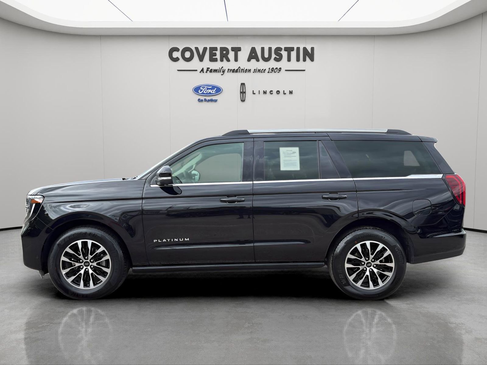 Certified 2025 Ford Expedition Platinum AWD/4WD image 2