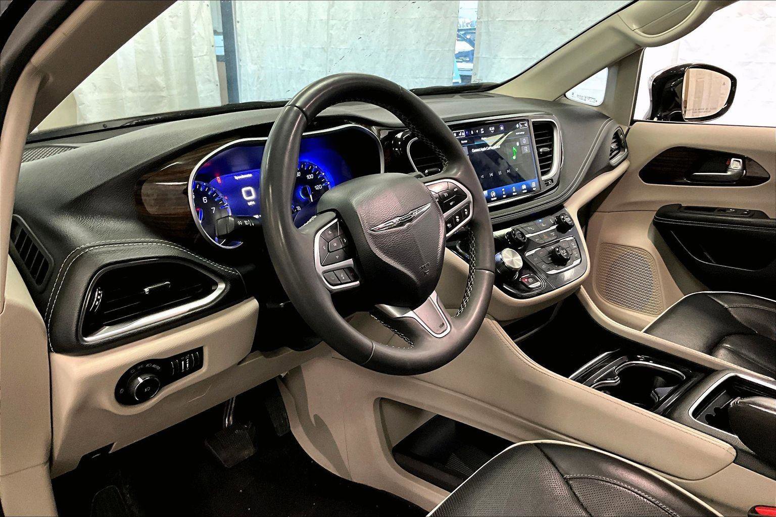 Used 2023 Chrysler Pacifica Limited image 12