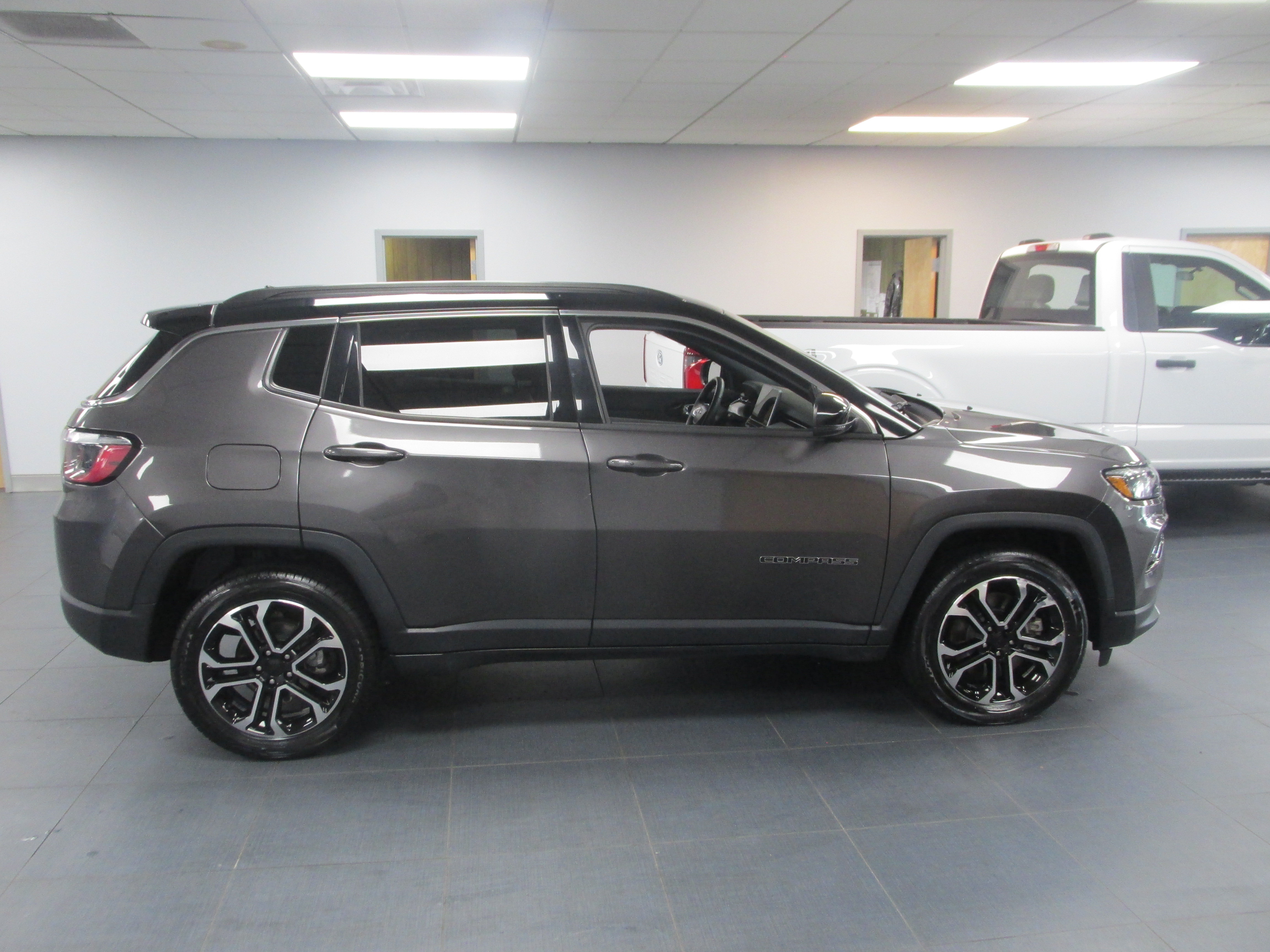 Used 2024 Jeep Compass Limited AWD/4WD image 4
