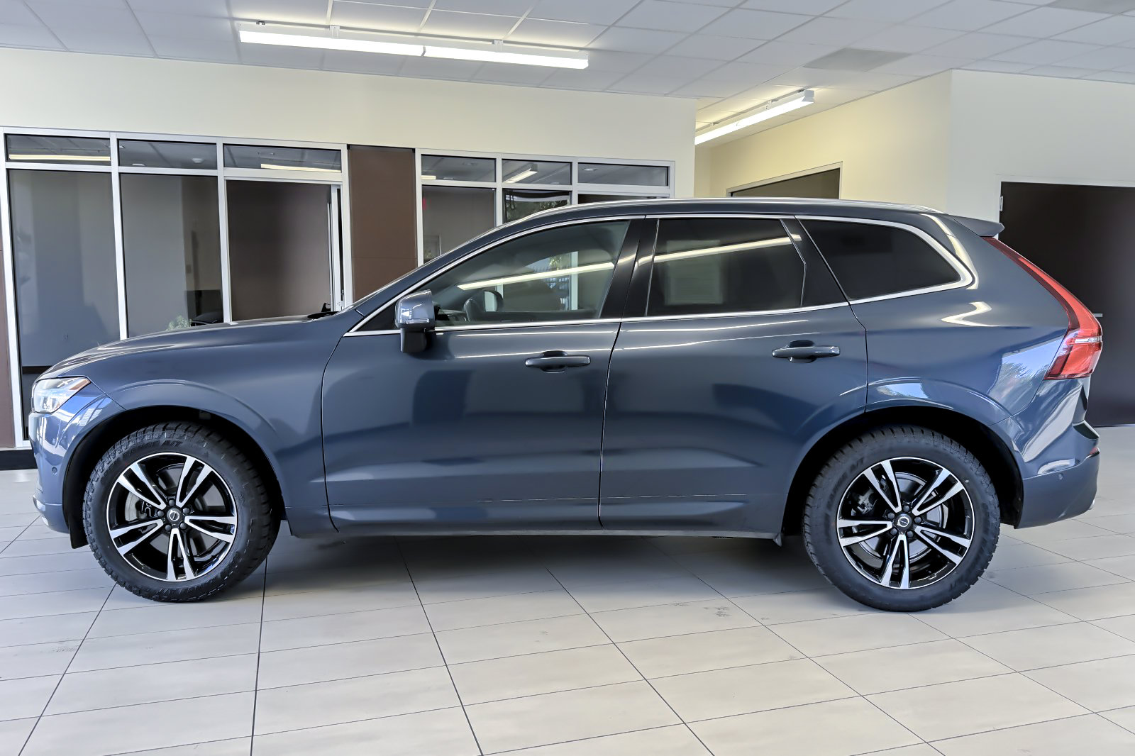 Used 2018 Volvo XC60 T6 Momentum w/ Vision Package AWD/4WD image 7