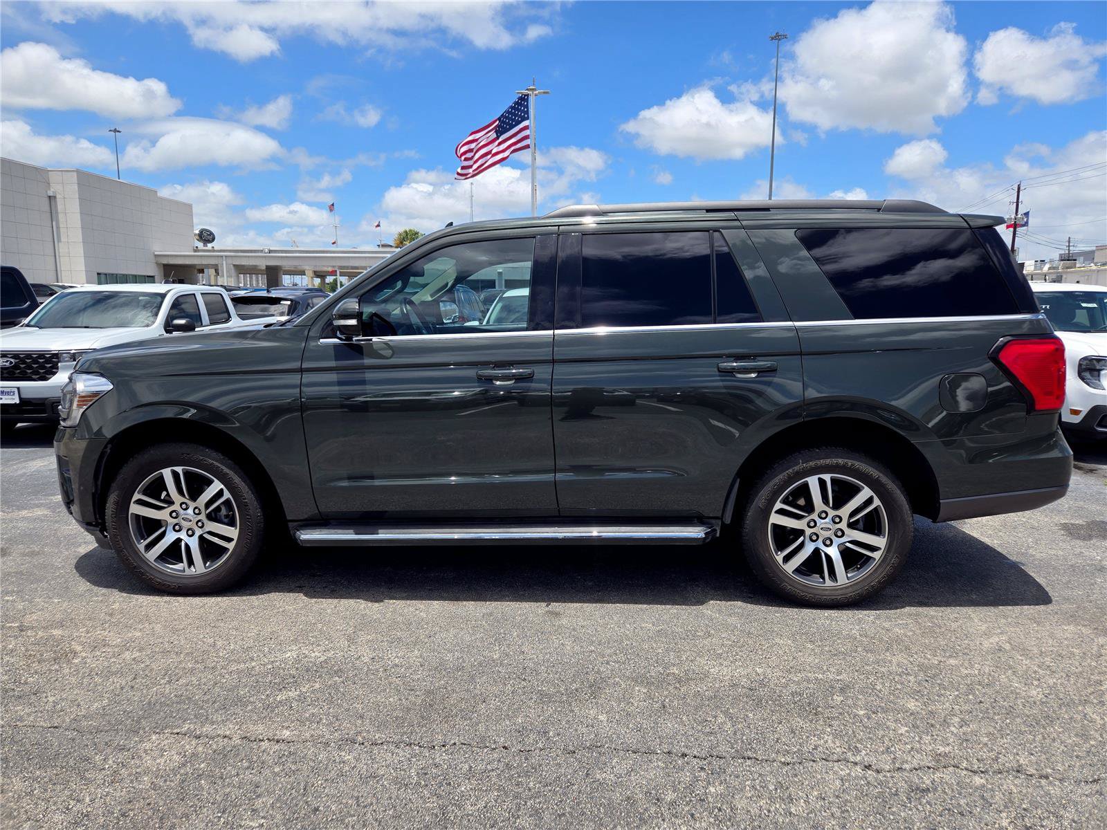 Certified 2023 Ford Expedition XLT RWD image 5