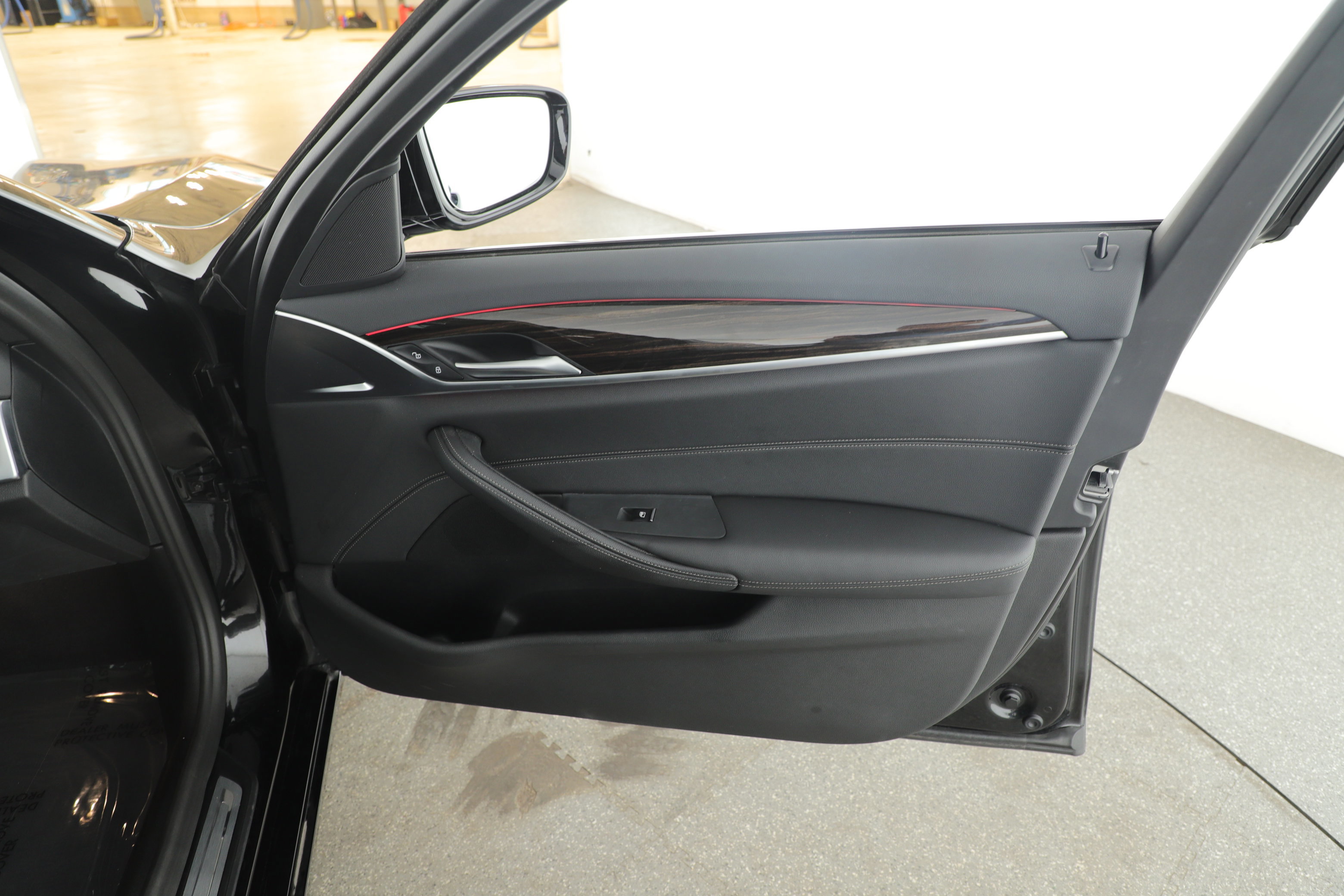 Used 2023 BMW 530i w/ Convenience Package image 16