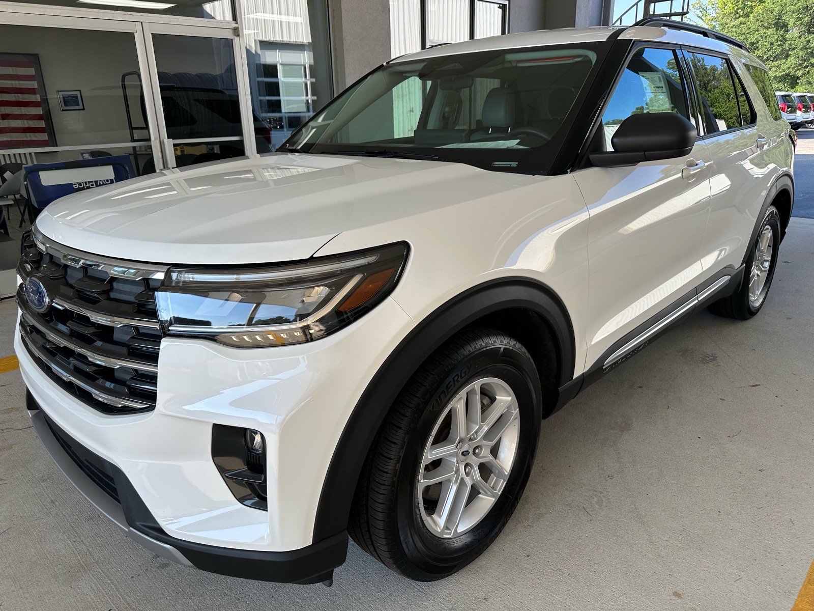 Certified 2025 Ford Explorer Active w/ Active Comfort Package RWD image 3
