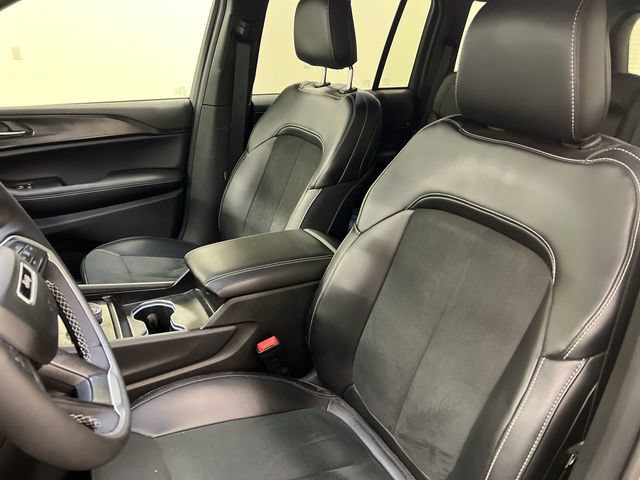 Used 2025 Jeep Grand Cherokee 4WD image 5