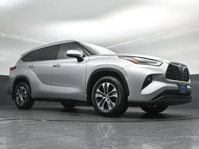 Used 2021 Toyota Highlander XLE AWD/4WD image 20