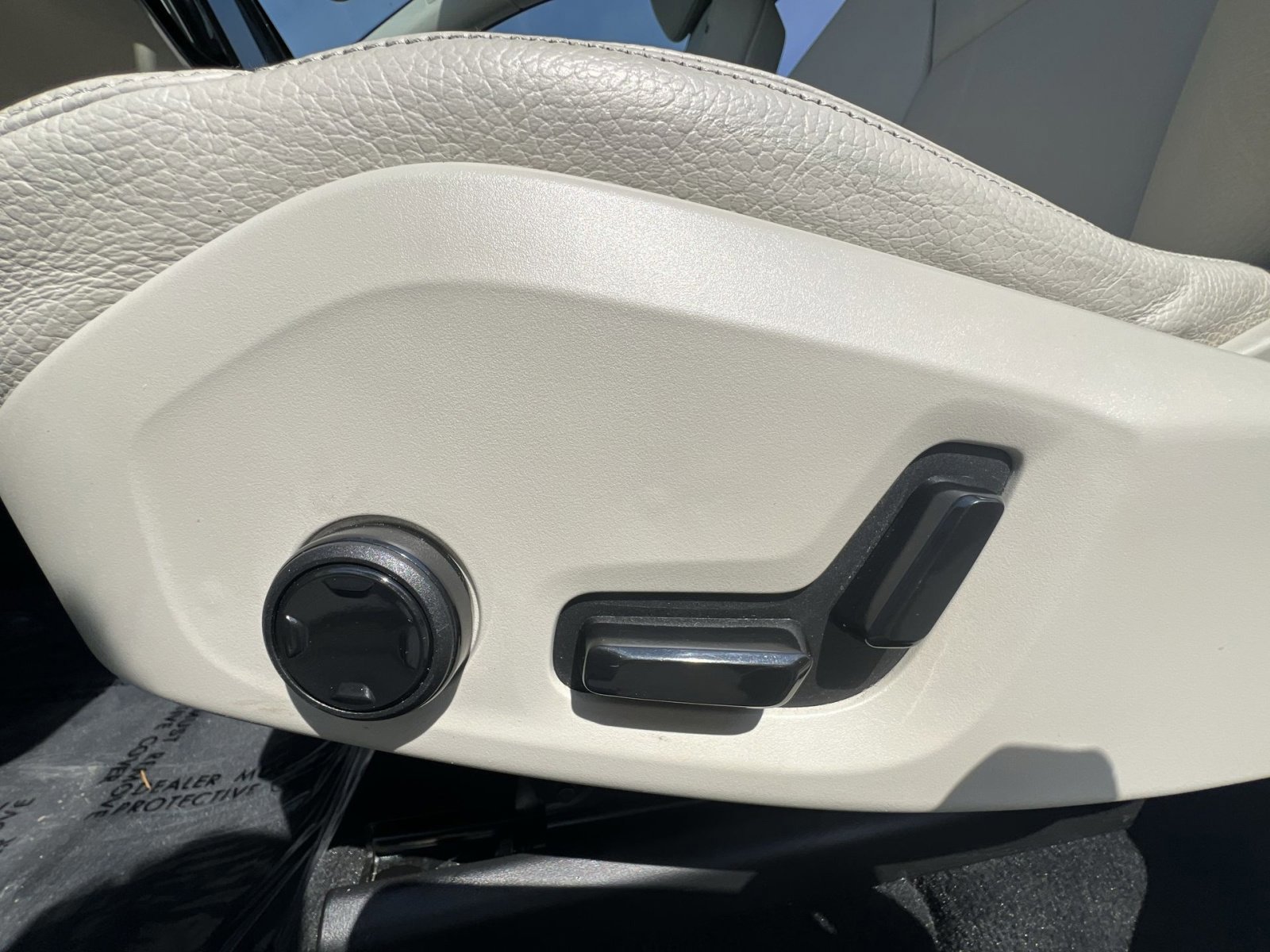 Used 2018 Volvo XC60 T6 Momentum image 14