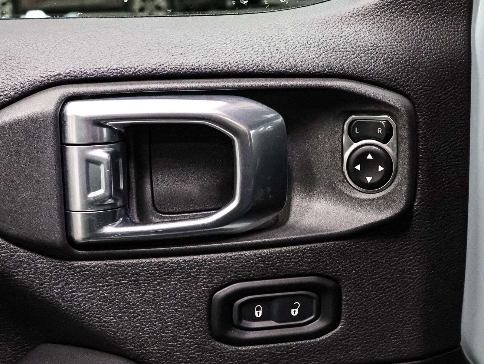 Used 2024 Jeep Wrangler Sahara image 19