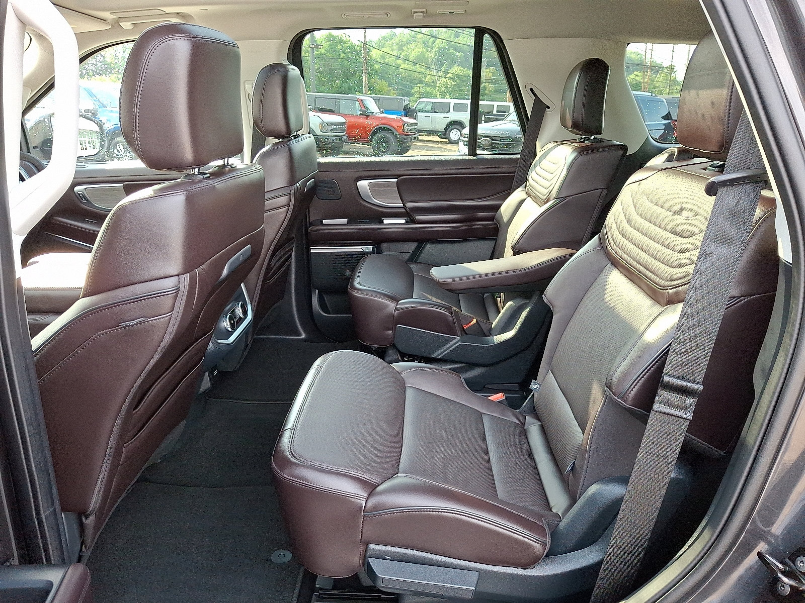 Certified 2025 Ford Expedition Platinum w/ Platinum Ultimate Package AWD/4WD image 10