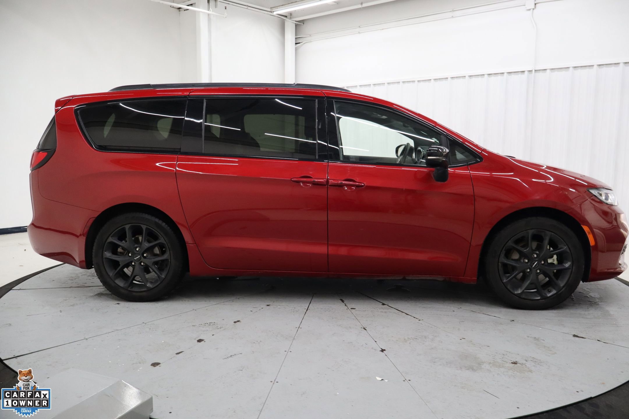 Used 2025 Chrysler Pacifica Limited image 2