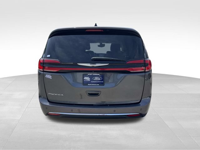 Used 2023 Chrysler Pacifica Touring-L FWD image 4