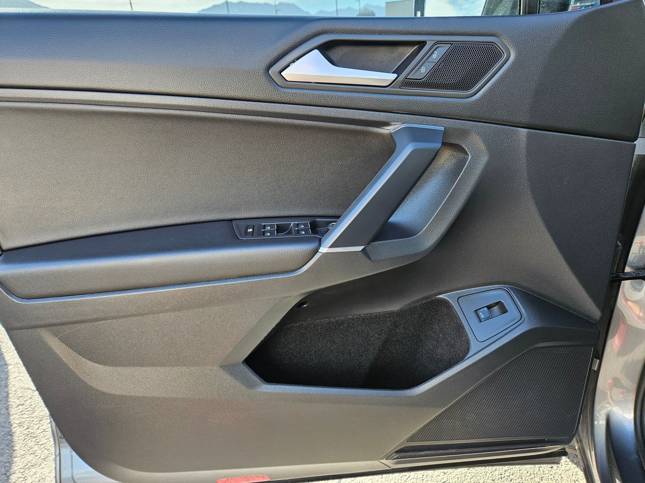 Used 2020 Volkswagen Tiguan SEL w/ 3rd Row Seat Package AWD/4WD image 14