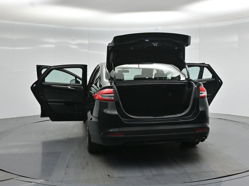 Certified 2017 Ford Fusion SE w/ Equipment Group 201A FWD image 31