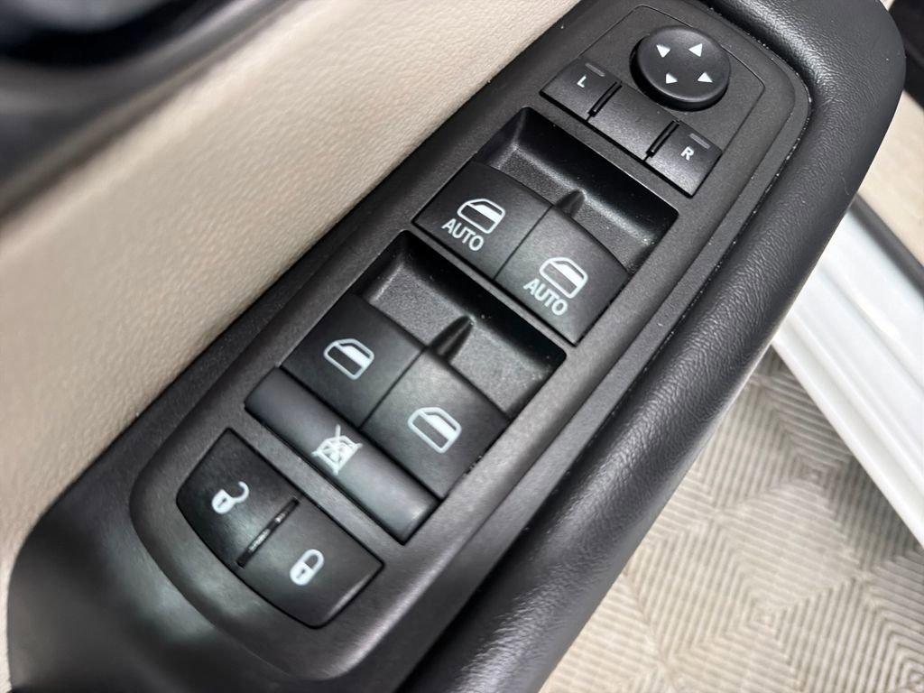 Used 2024 Chrysler Pacifica Touring-L image 17